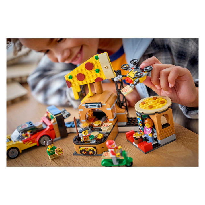 LEGO 60496 CENTRO DI CONSEGNA PIZZE CON VEICOLI